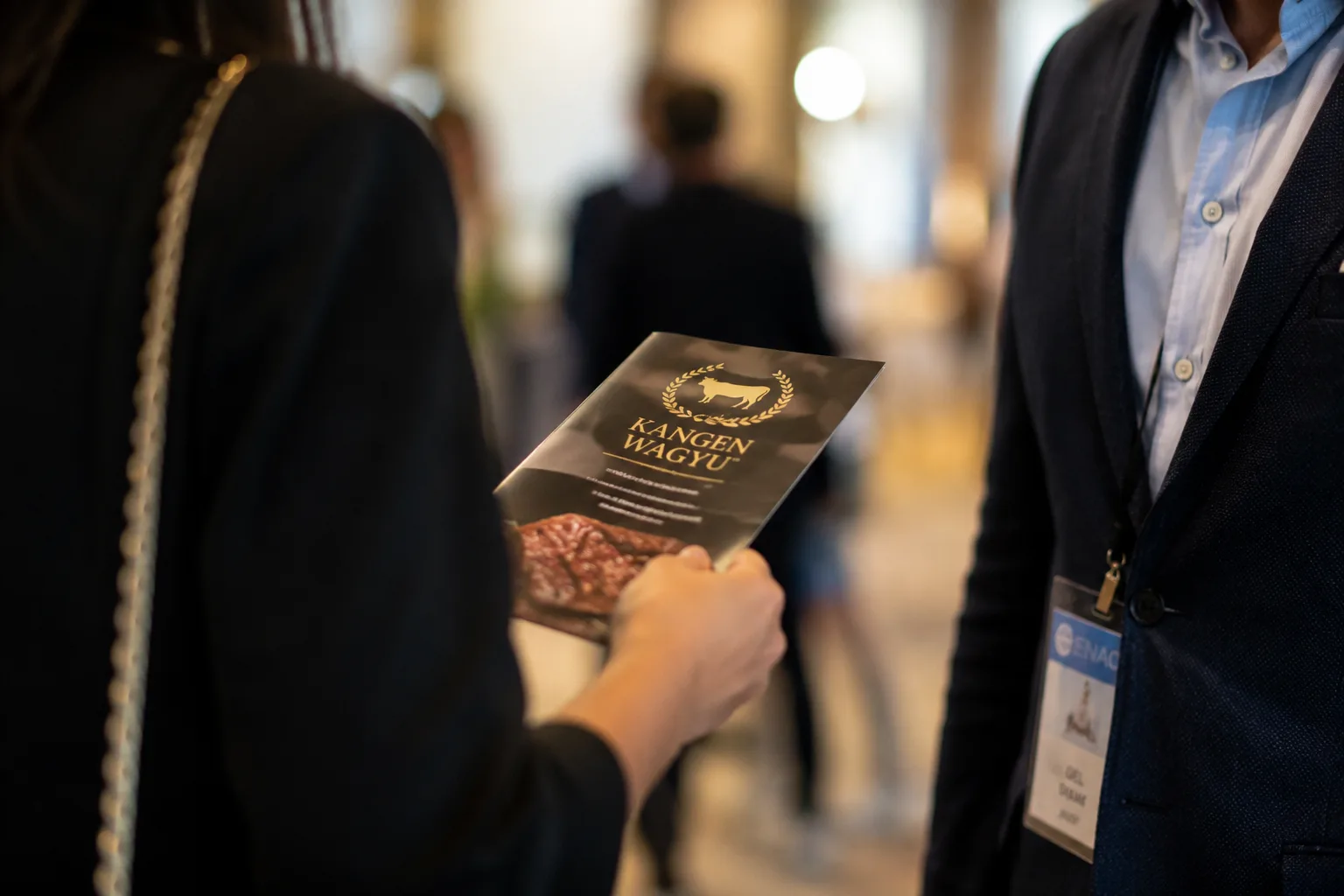 En Kangen Wagyu-brochure, der overrækkes ved et Enagic-arrangement